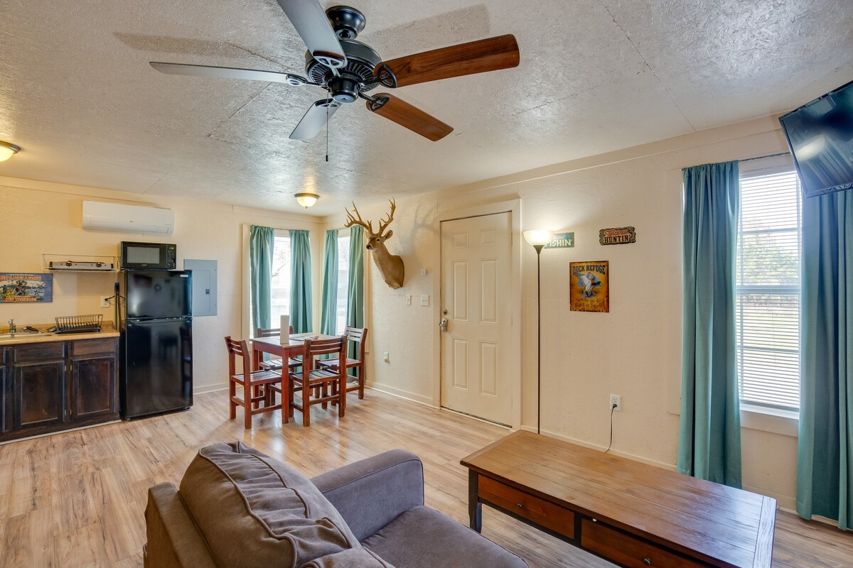 Kerens Vacation Rental w/ On-Site Fishing Pier!