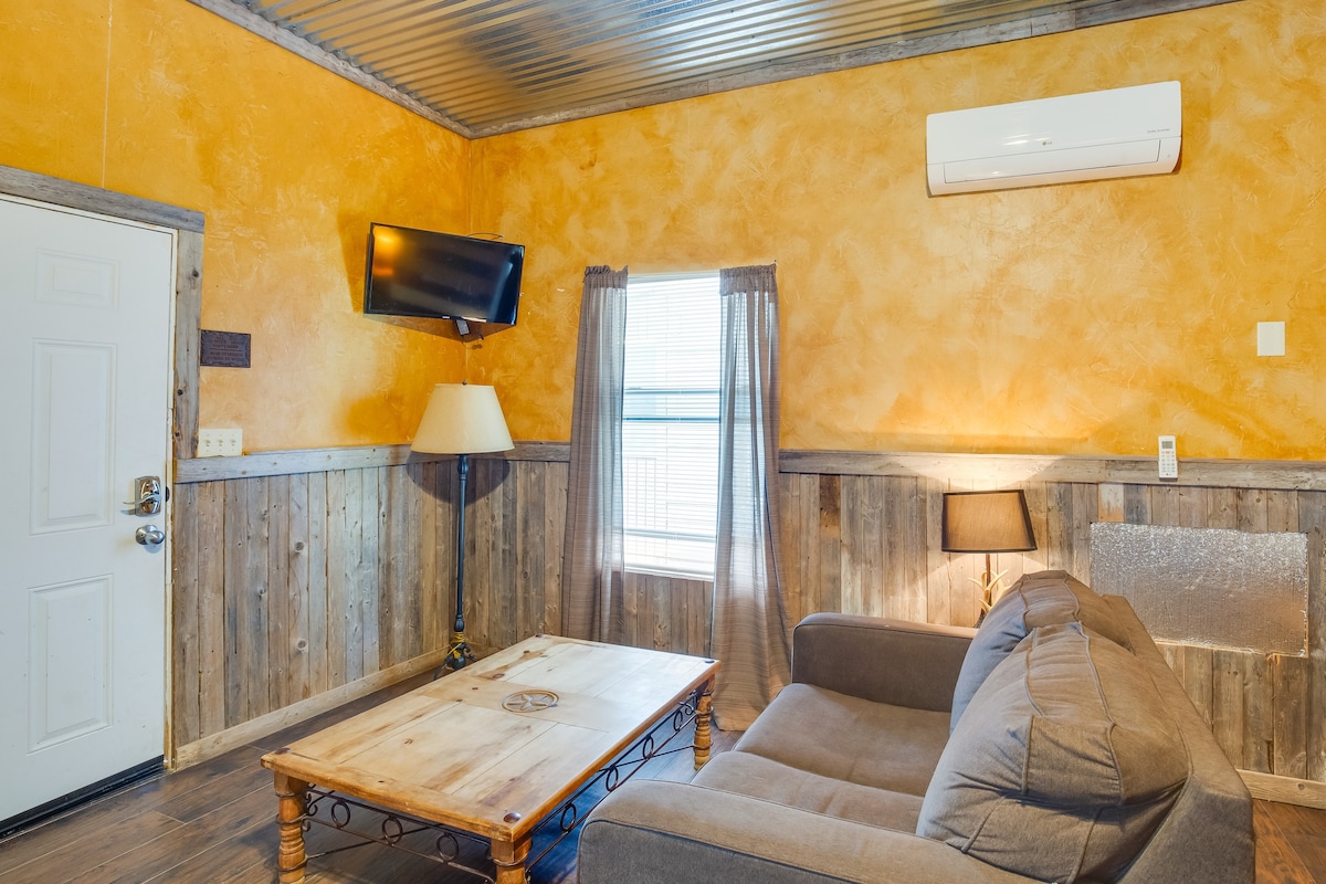 Cozy Studio Cabin in Kerens w/ Community Pier!