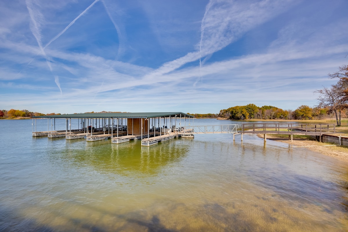 Cozy Studio Cabin in Kerens w/ Community Pier!