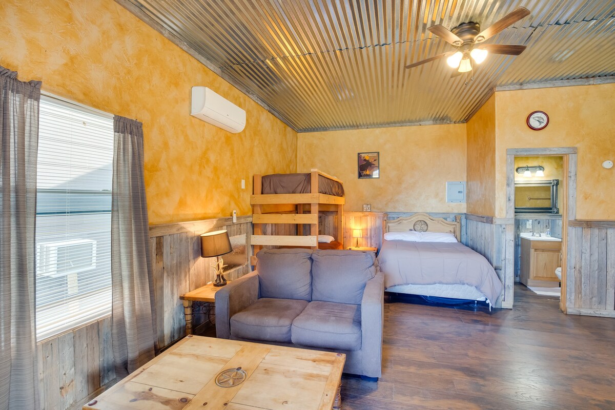 Cozy Studio Cabin in Kerens w/ Community Pier!