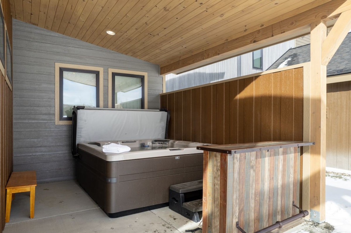 Snowy Peaks & Fairways: New Home with Hot Tub