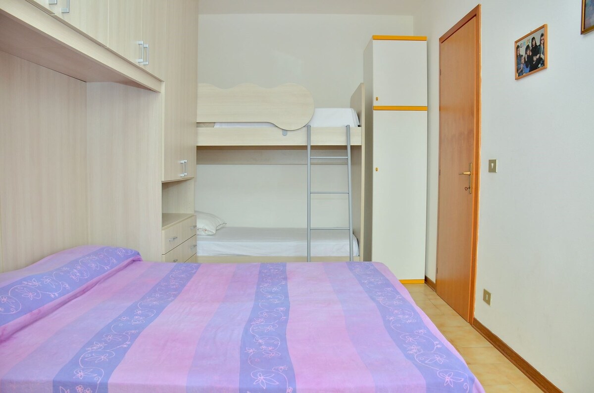 Enjoy our colorful flat with sea view - Beahost