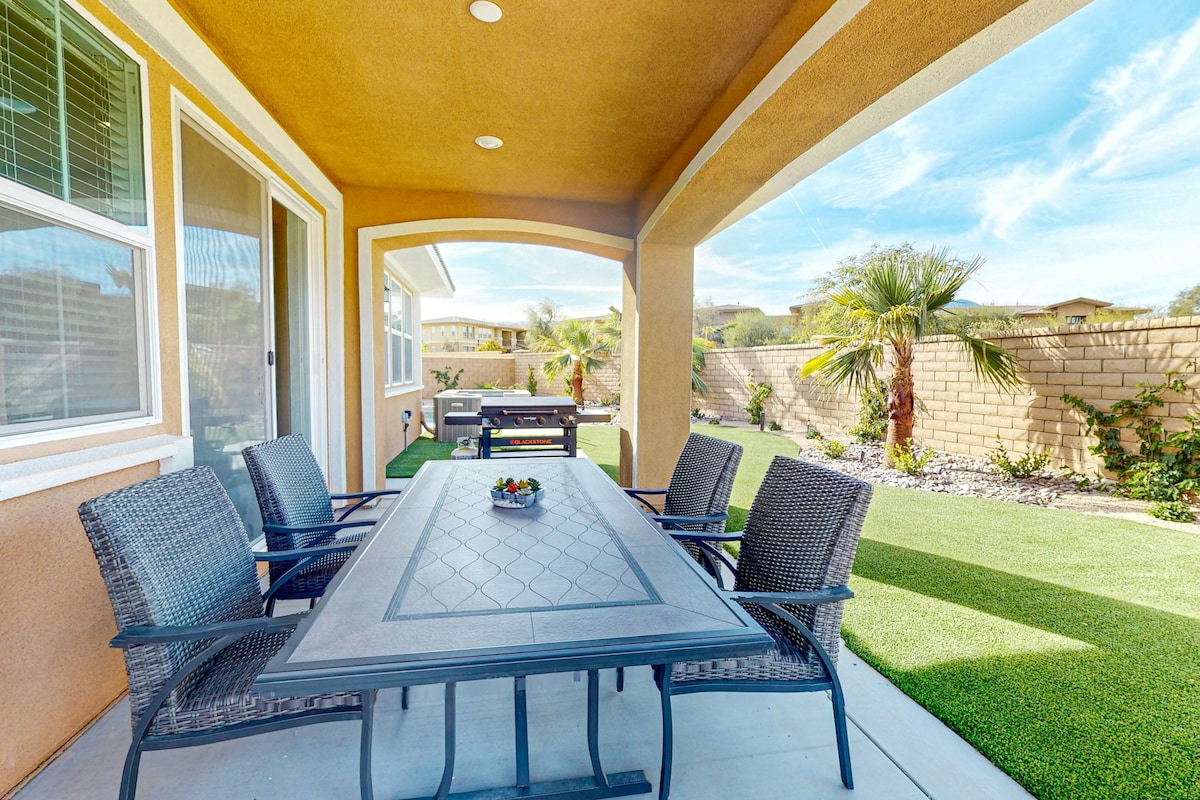 4BR desert retreat w/ pool, patio, & great views