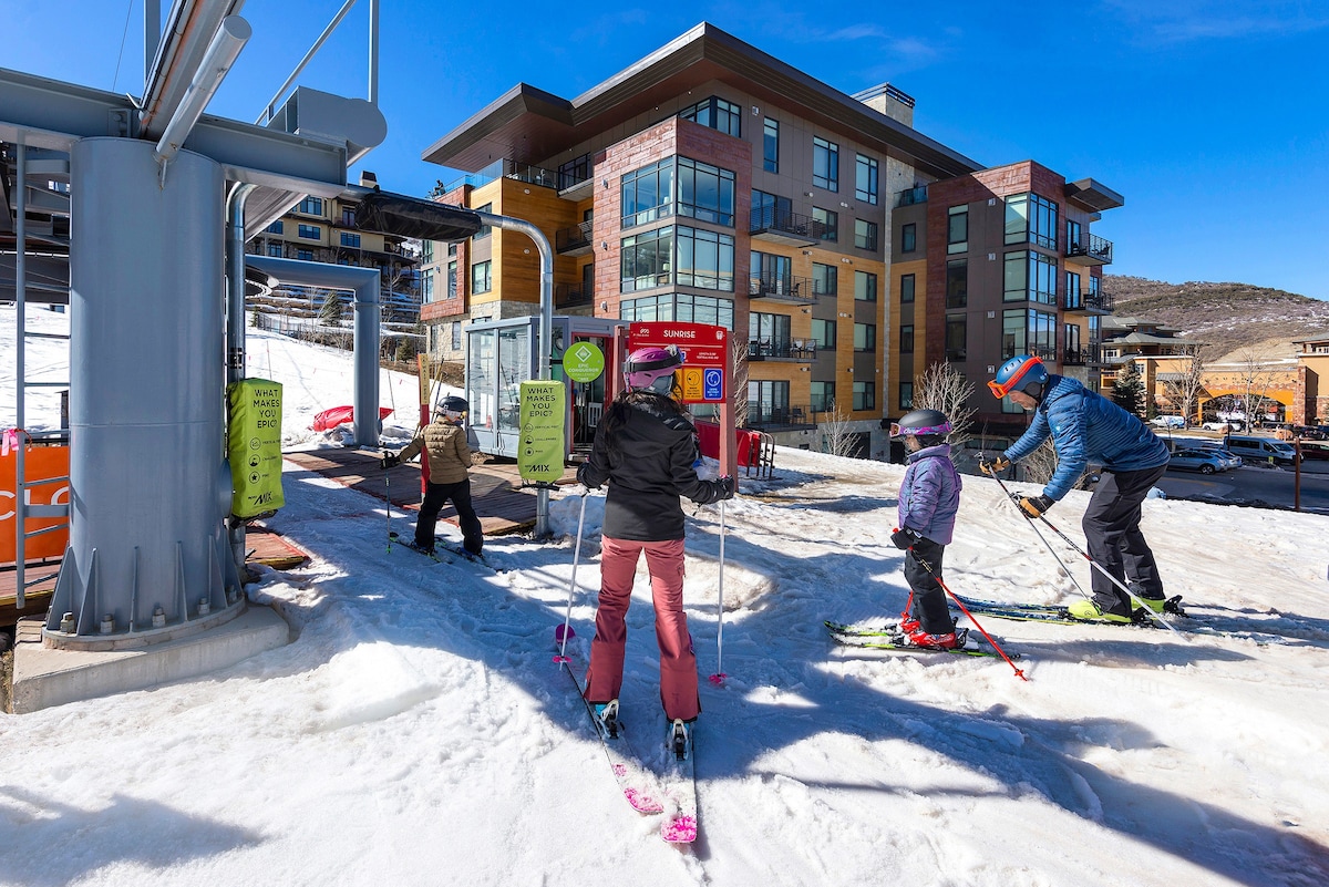 Ski-in/Ski-out Hotel Room for 6 | Great Amenities!