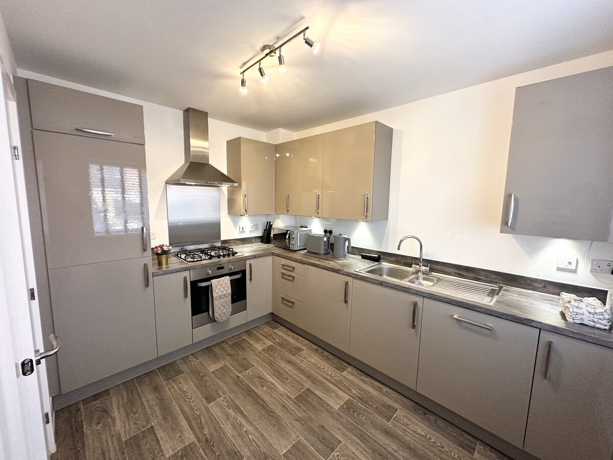 3 Bed House | Business or Leisure | Free Parking