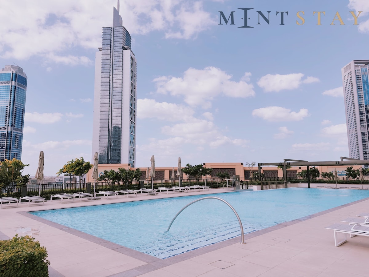 3BR+M Downtown Retreat Overlooking Burj Khalifa