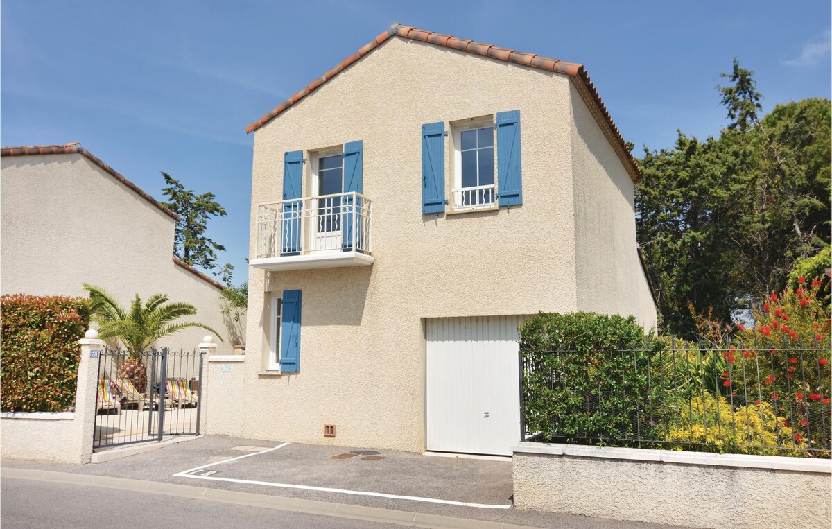 Awesome home in Aigues-Mortes with WiFi