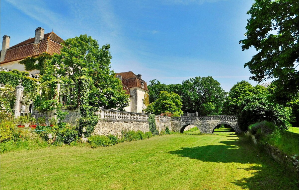 L Aile Du Chateau De Clauzuro.