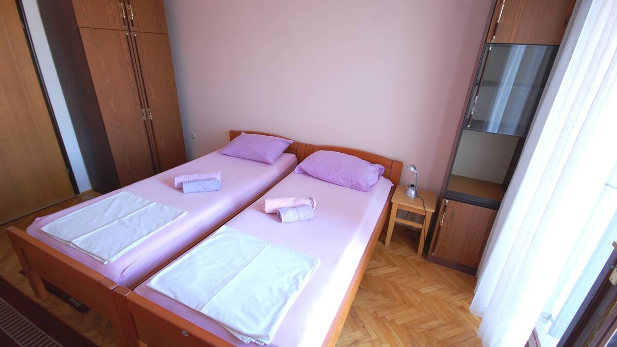 A-21762-c One bedroom apartment with balcony and