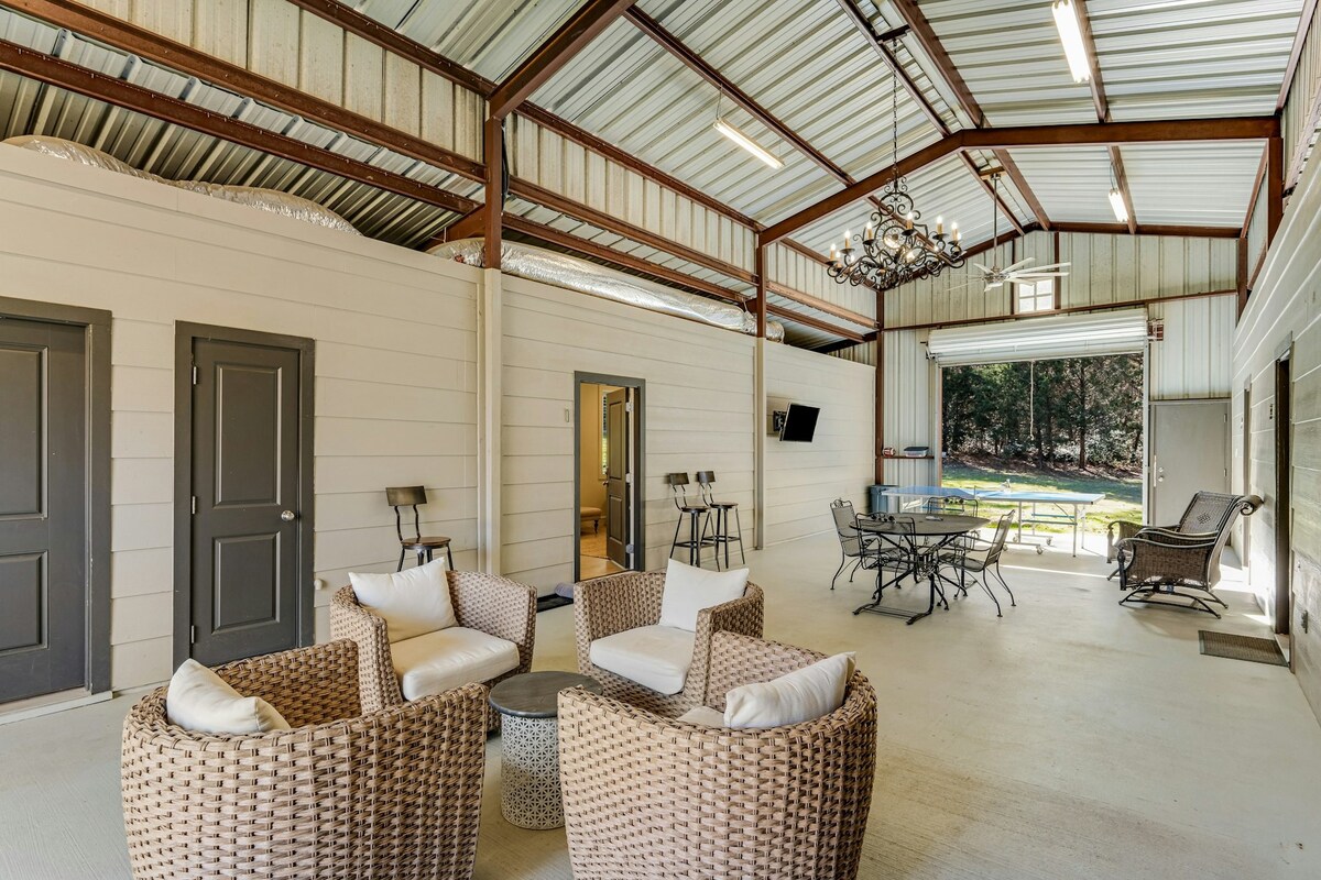 2BR barn with shared pool, firepit, & Ping-Pong