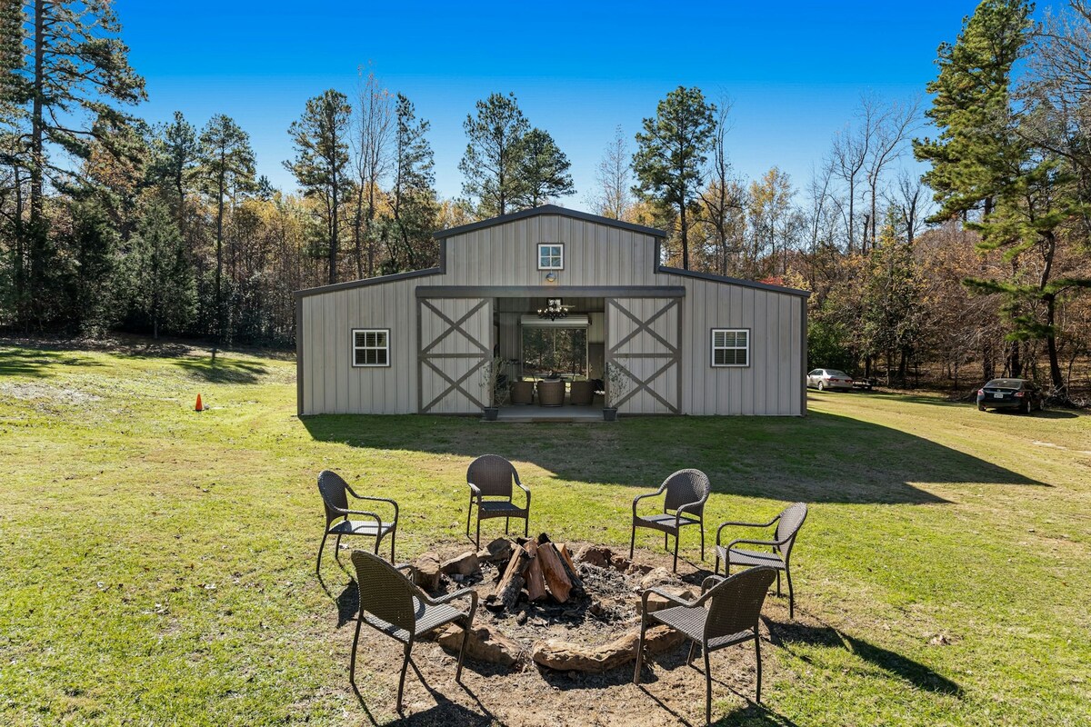 2BR barn with shared pool, firepit, & Ping-Pong