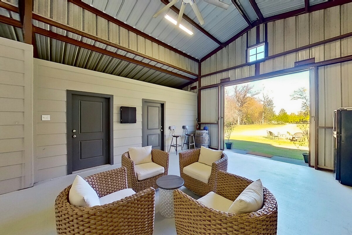 75-acre barn with Ping-Pong, firepit, screened