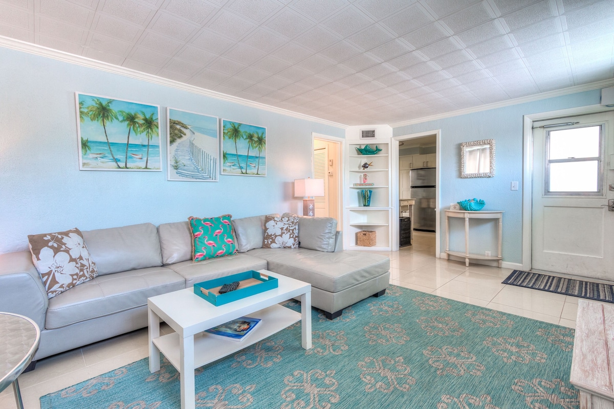 Tropic Terrace Suite #40 - Beachfront Resort