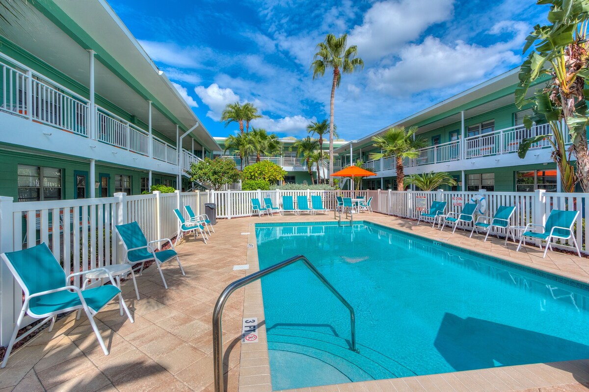 Tropic Terrace Suite #4 - Beachfront Resort