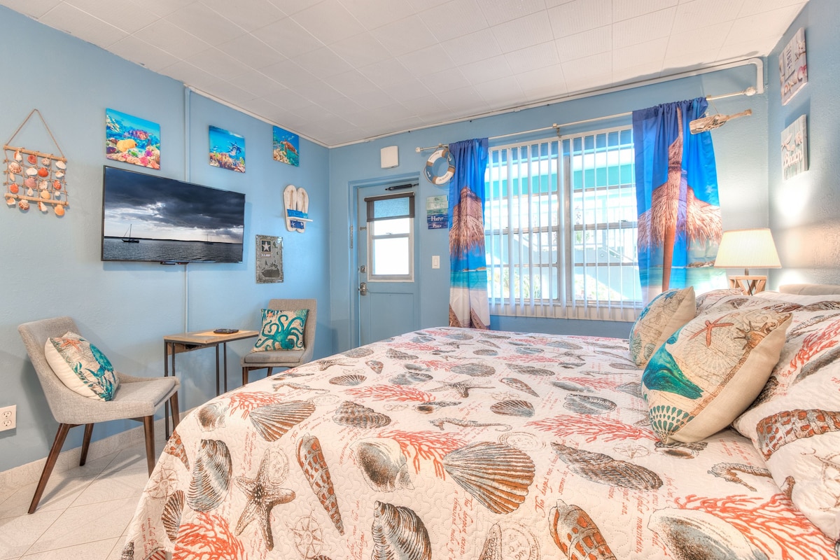 Tropic Terrace Suite #11 - Beachfront Resort