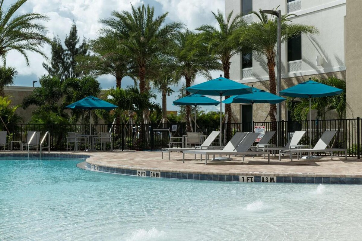 Comfort and Relaxation! Outdoor Pool, Parking!