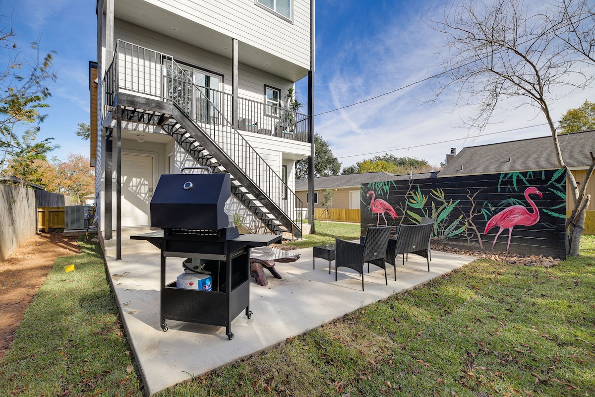 South Houston Townhome w/ Patio & Gas Grill!