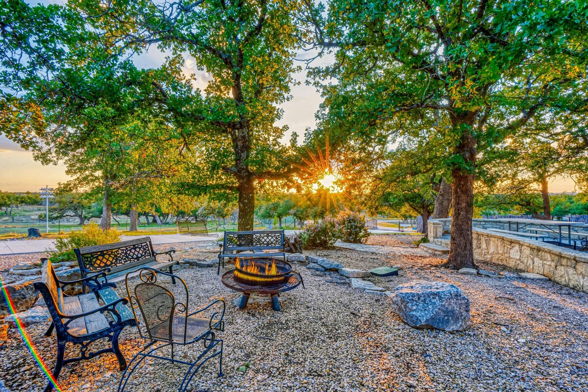6BR stunning ranch w/ fire pit & views - dogs ok