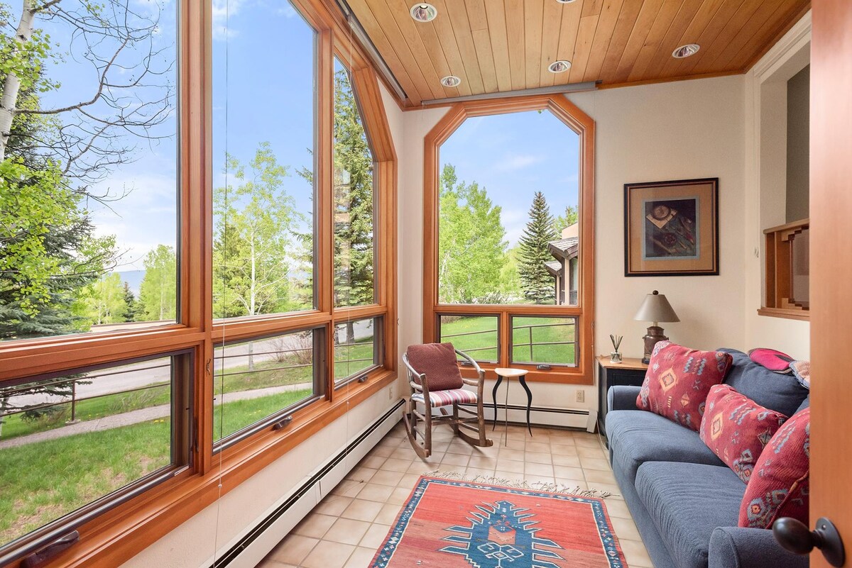 Snowmass Townhome with Ski Access and Hot Tub