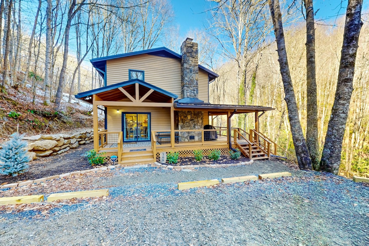 Secluded, dog-friendly 3BR cabin with fireplace