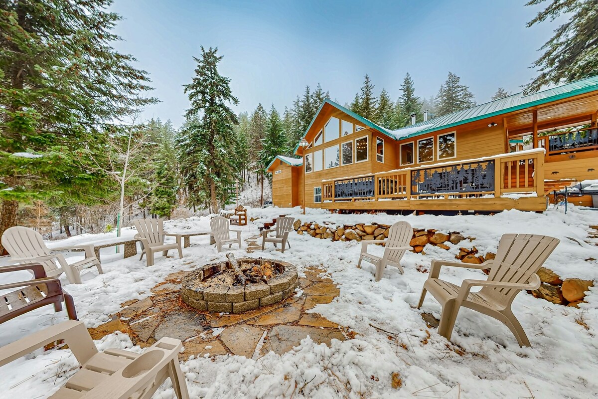 4BR mtn view cabin with saltwater hot tub