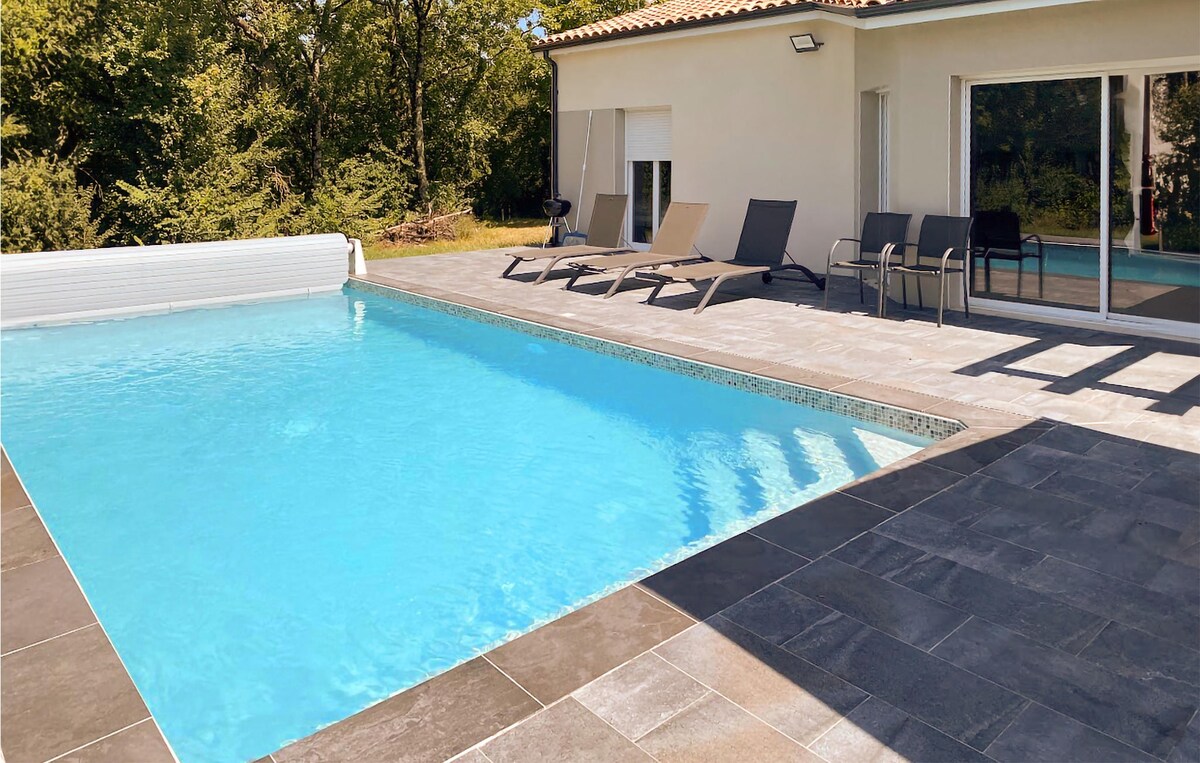 Lovely home in Monségur with heated swimming pool