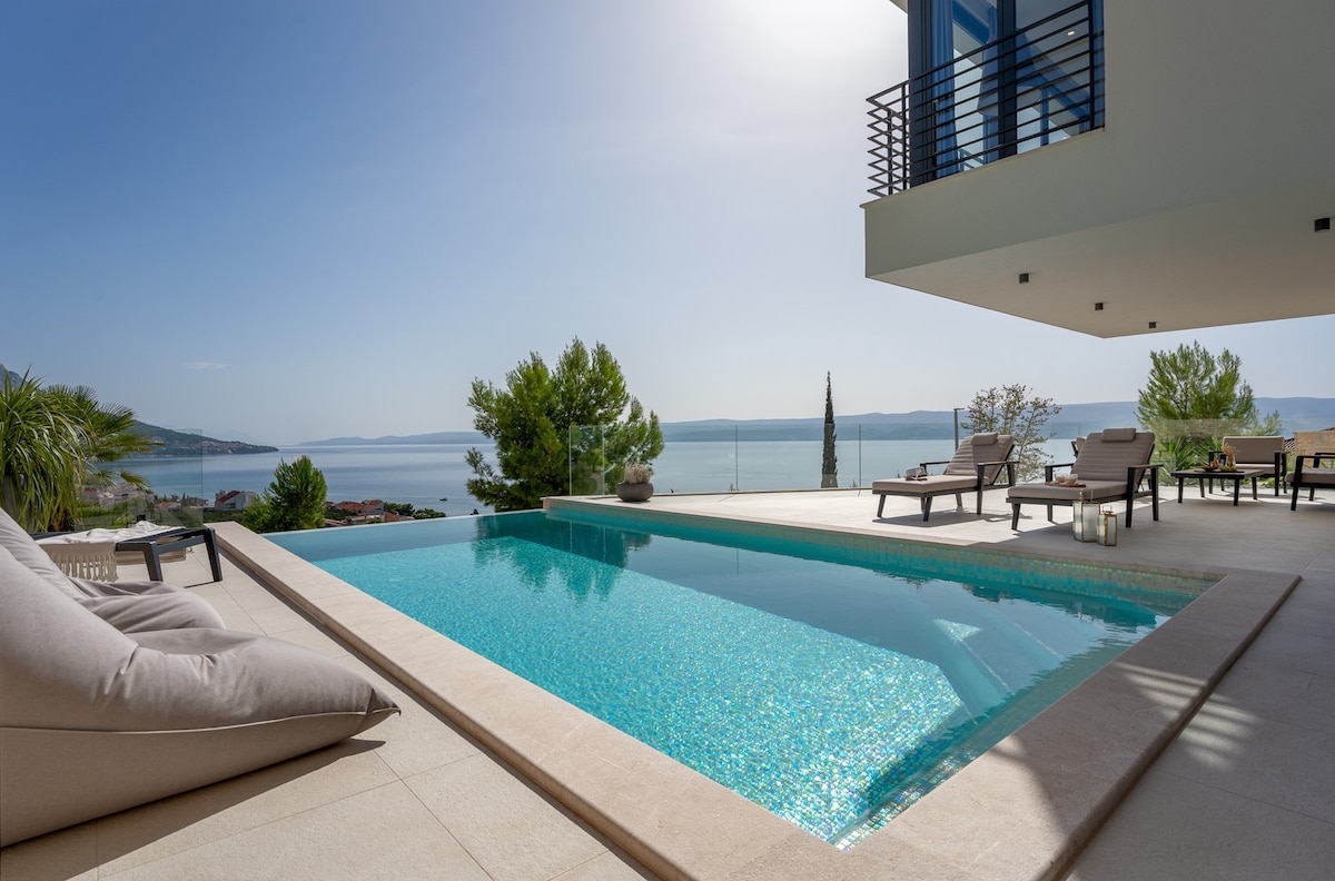 Deluxe Villa Nitia with 4 bedrooms 550m from sandy