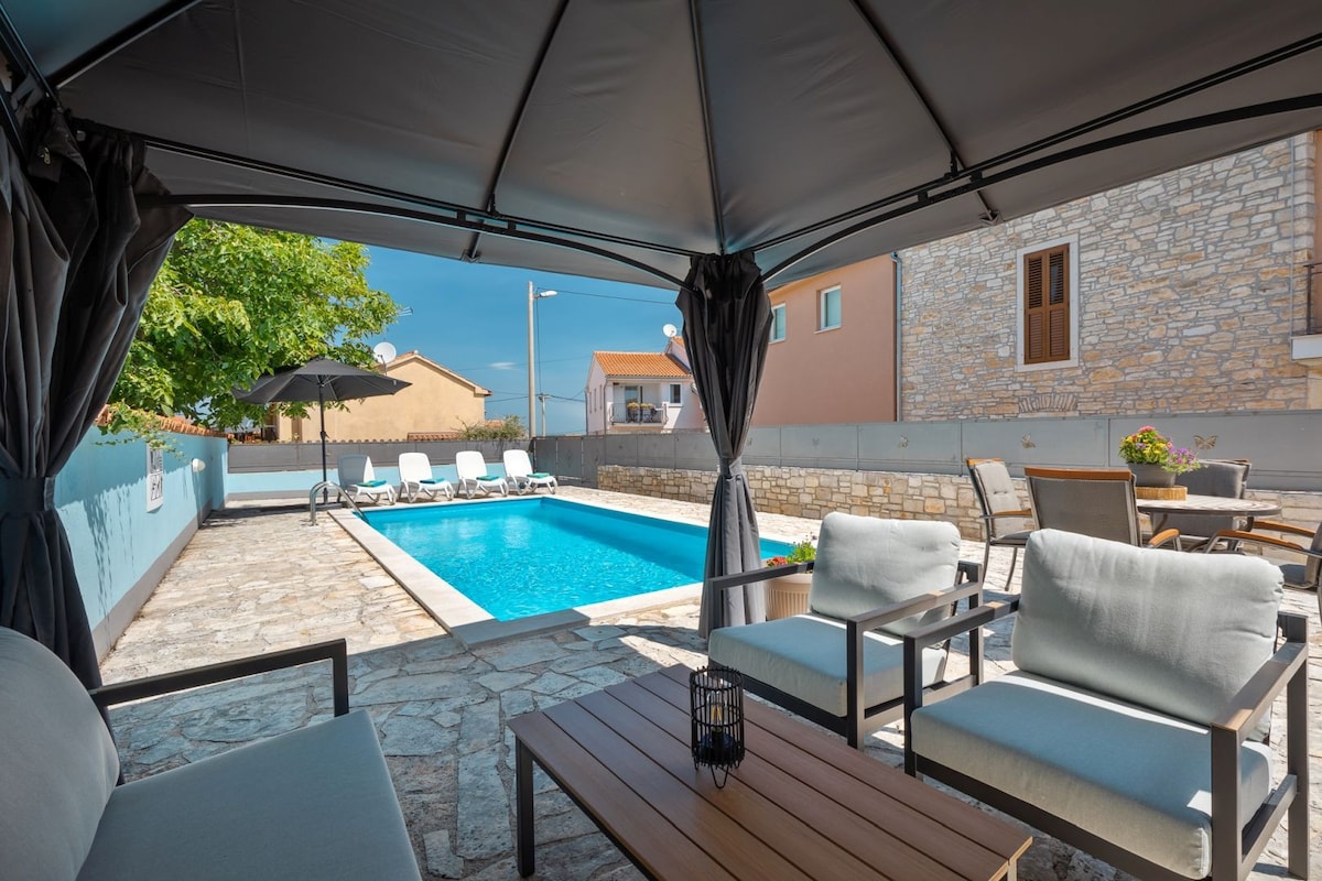 Rustic villa Casa Tessa with outdoor pool in Tar