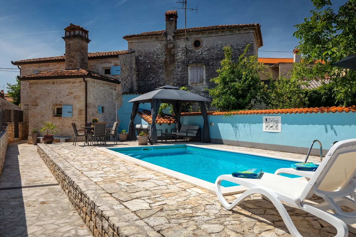 Rustic villa Casa Tessa with outdoor pool in Tar