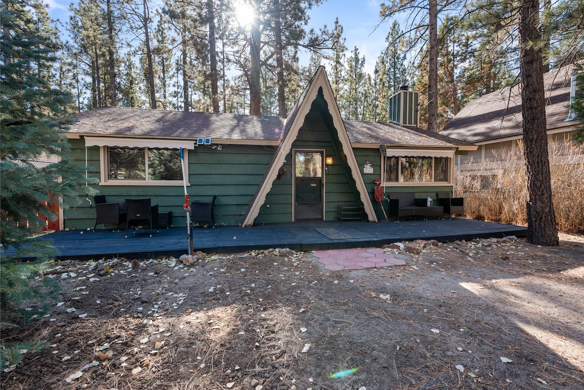 Tipsy Grizzly Cabin - 2BR/2BA/WiFi/Smart TVs/Deck