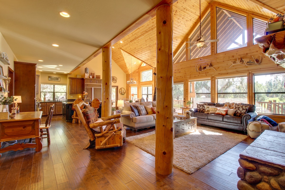 Show Low Cabin Rental: Hot Tub & Golf Course View!