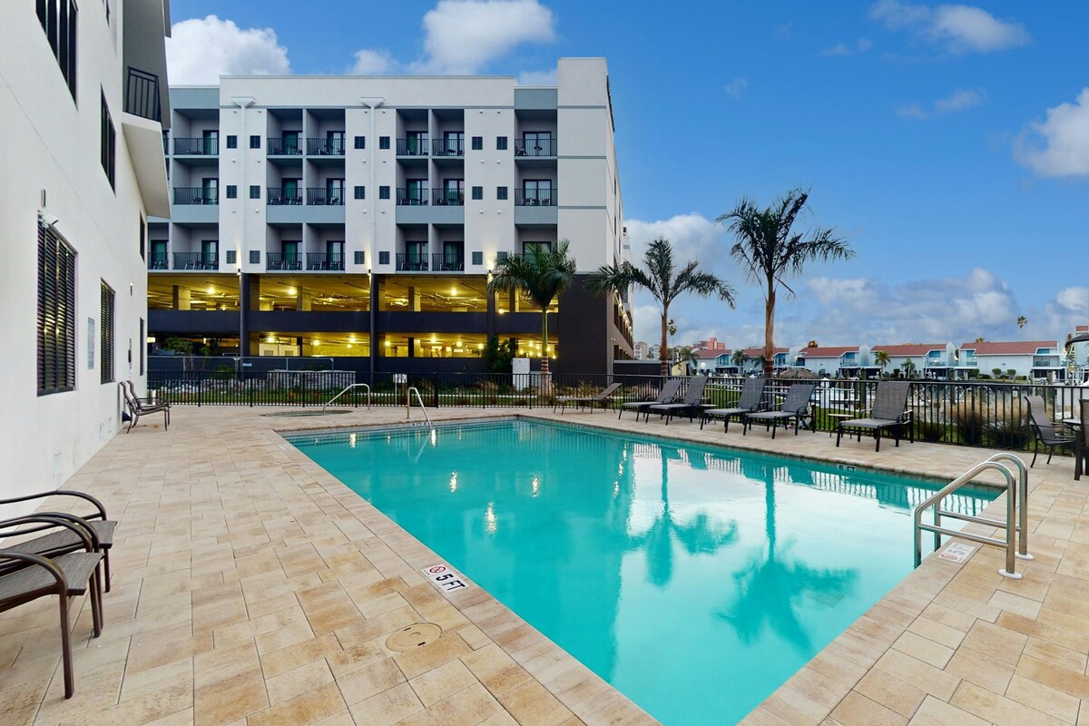 3BR beach condo w/ pool, hot tub, & great balcony