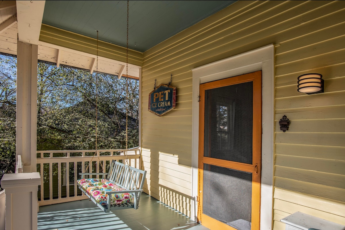 Lenoir Cottage w/ covered patio and fire pit!