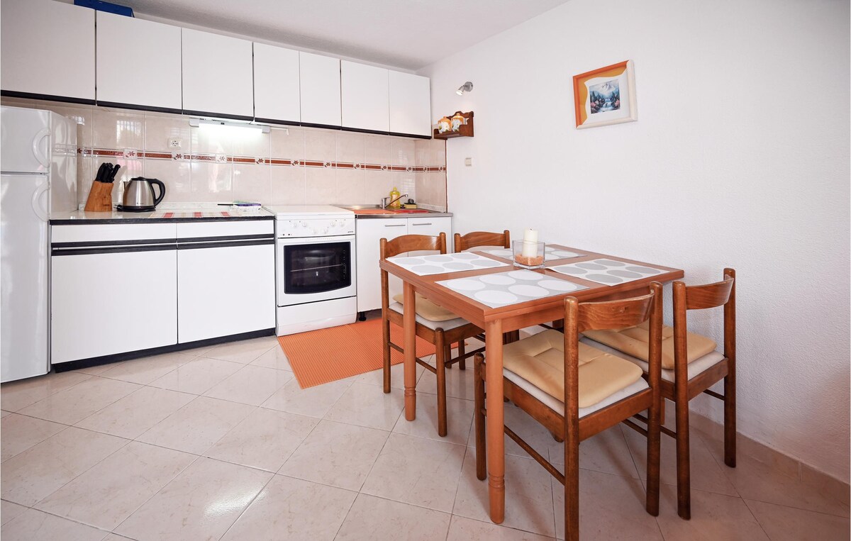 Awesome apartment in Slatine with Wi-Fi