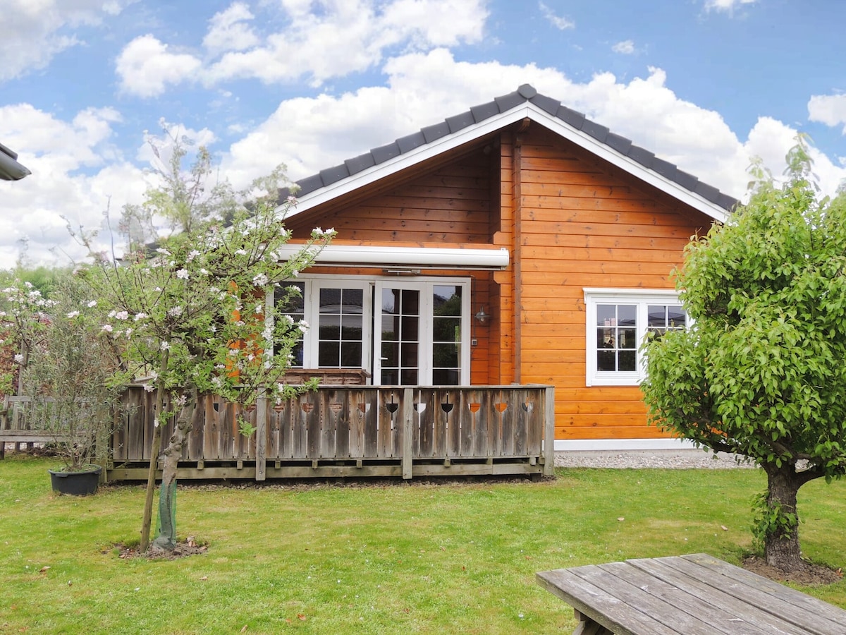 Cosy wooden chalet close to the Oosterschelde