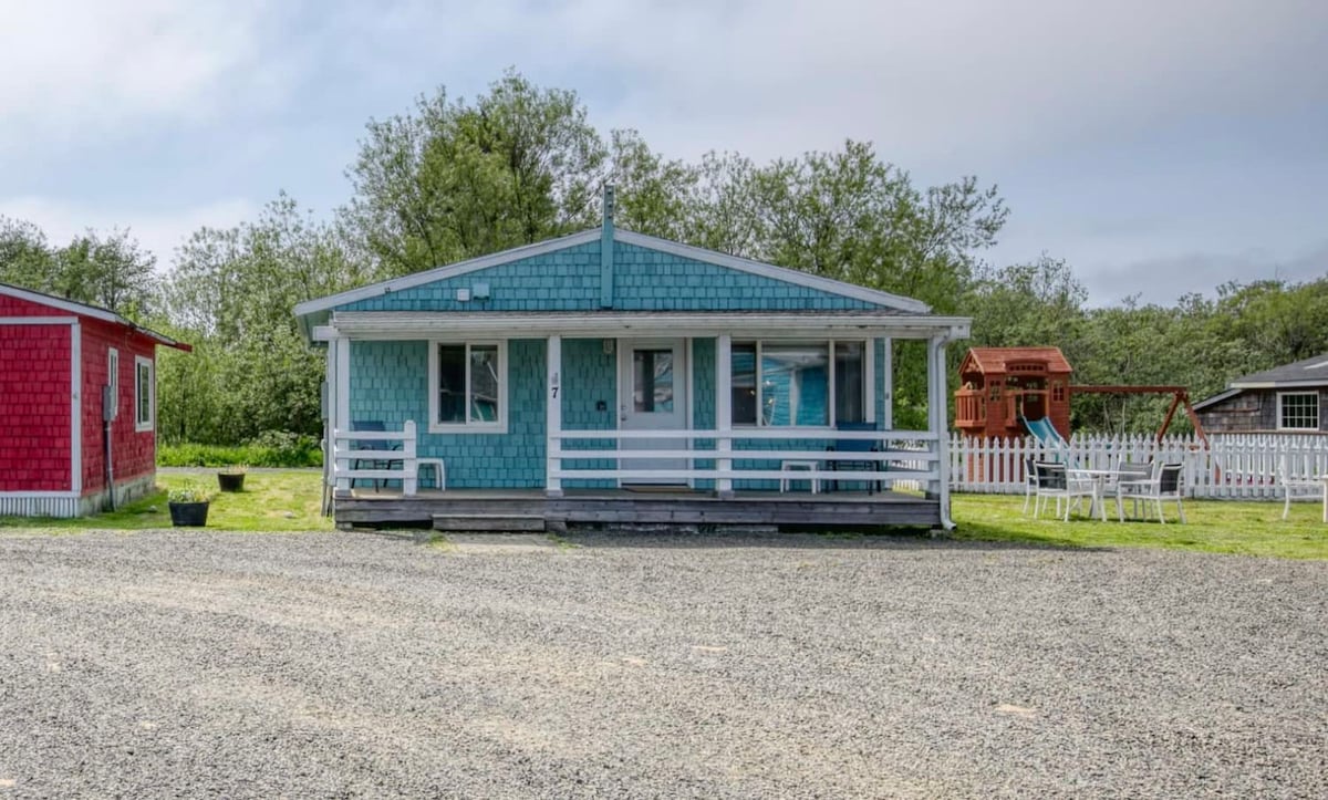 Shell Collector Cottage 2-Bed by the Sea w/firepla