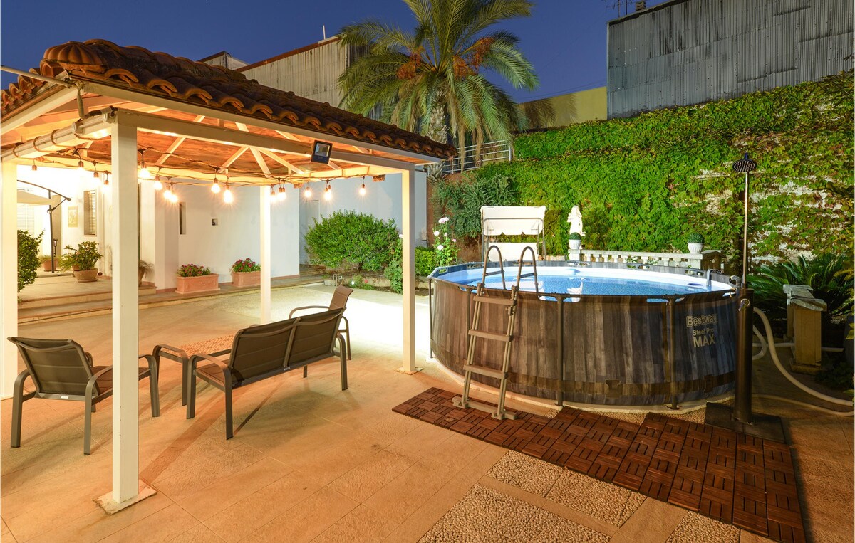 Nice home in Floridia with outdoor swimming pool