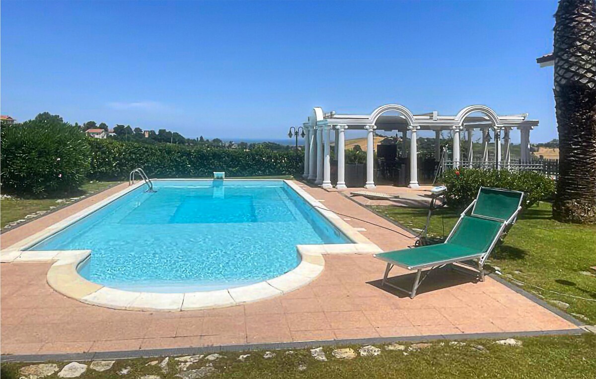 Stunning home in Castel Colonna di Mont with WiFi