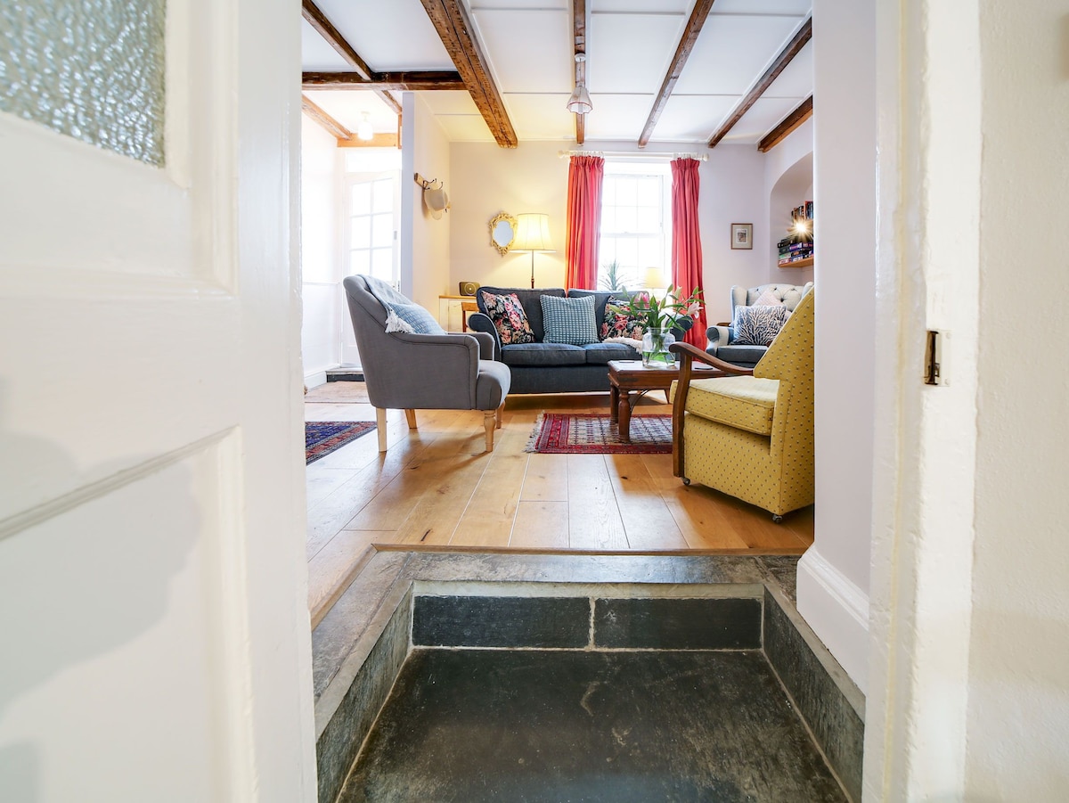 Hardys Cottage, Padstow - Sleeps 6+dogs+parking