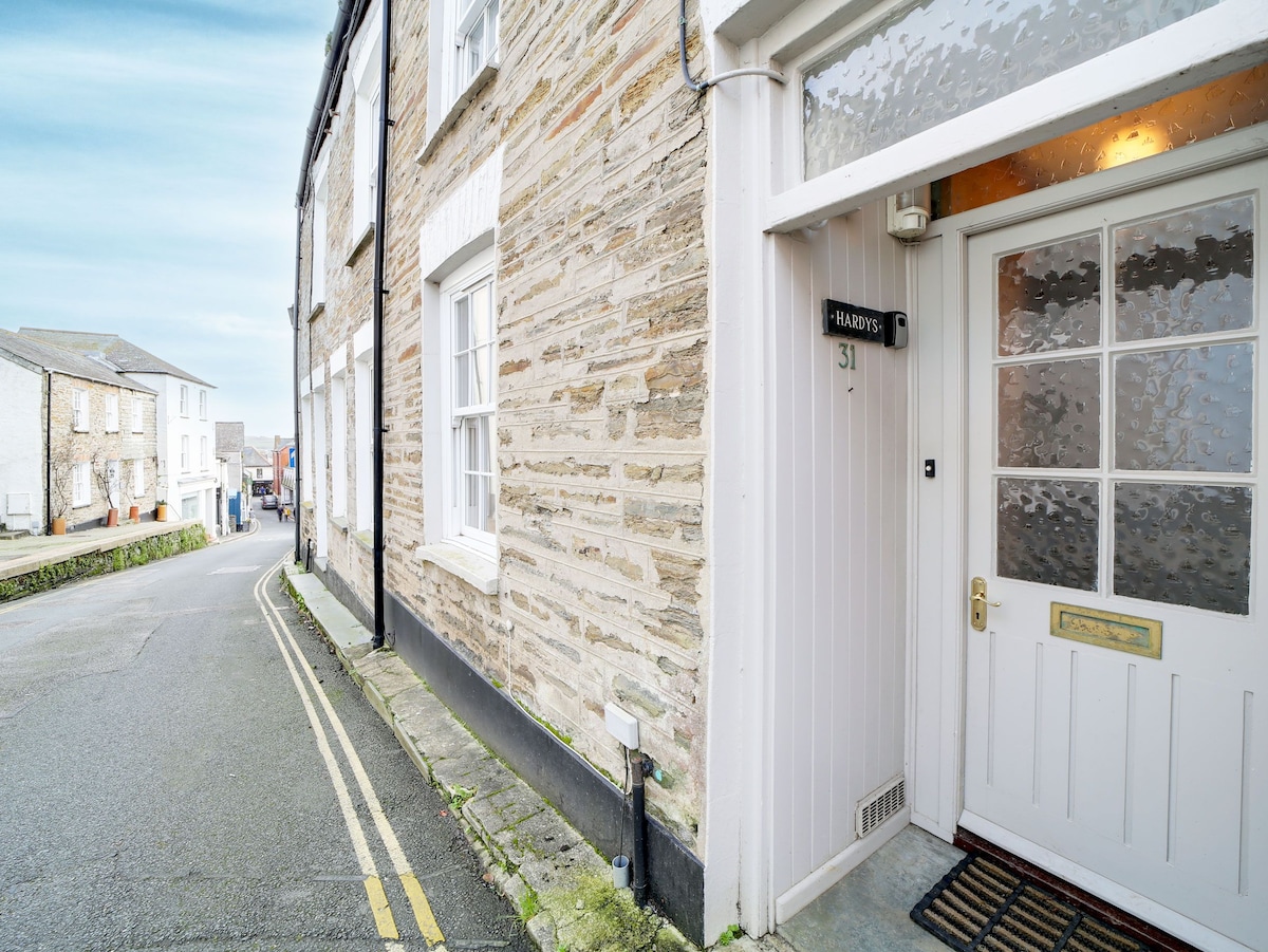 Hardys Cottage, Padstow - Sleeps 6+dogs+parking