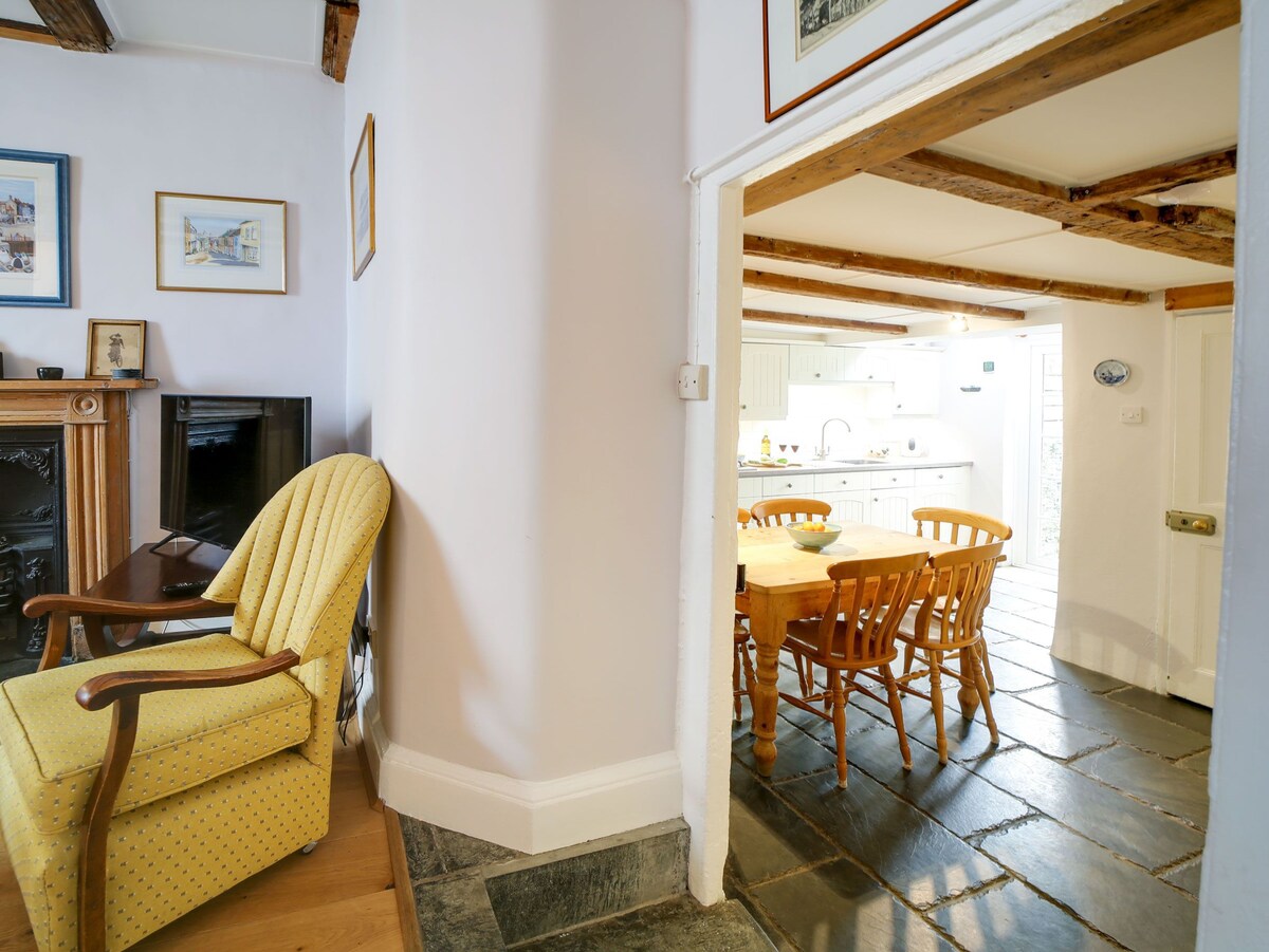 Hardys Cottage, Padstow - Sleeps 6+dogs+parking