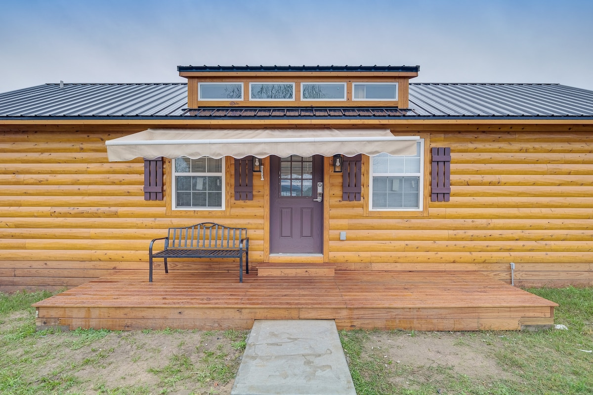 Cozy Texas Cabin w/ Porch, Near Hunting & Fishing!