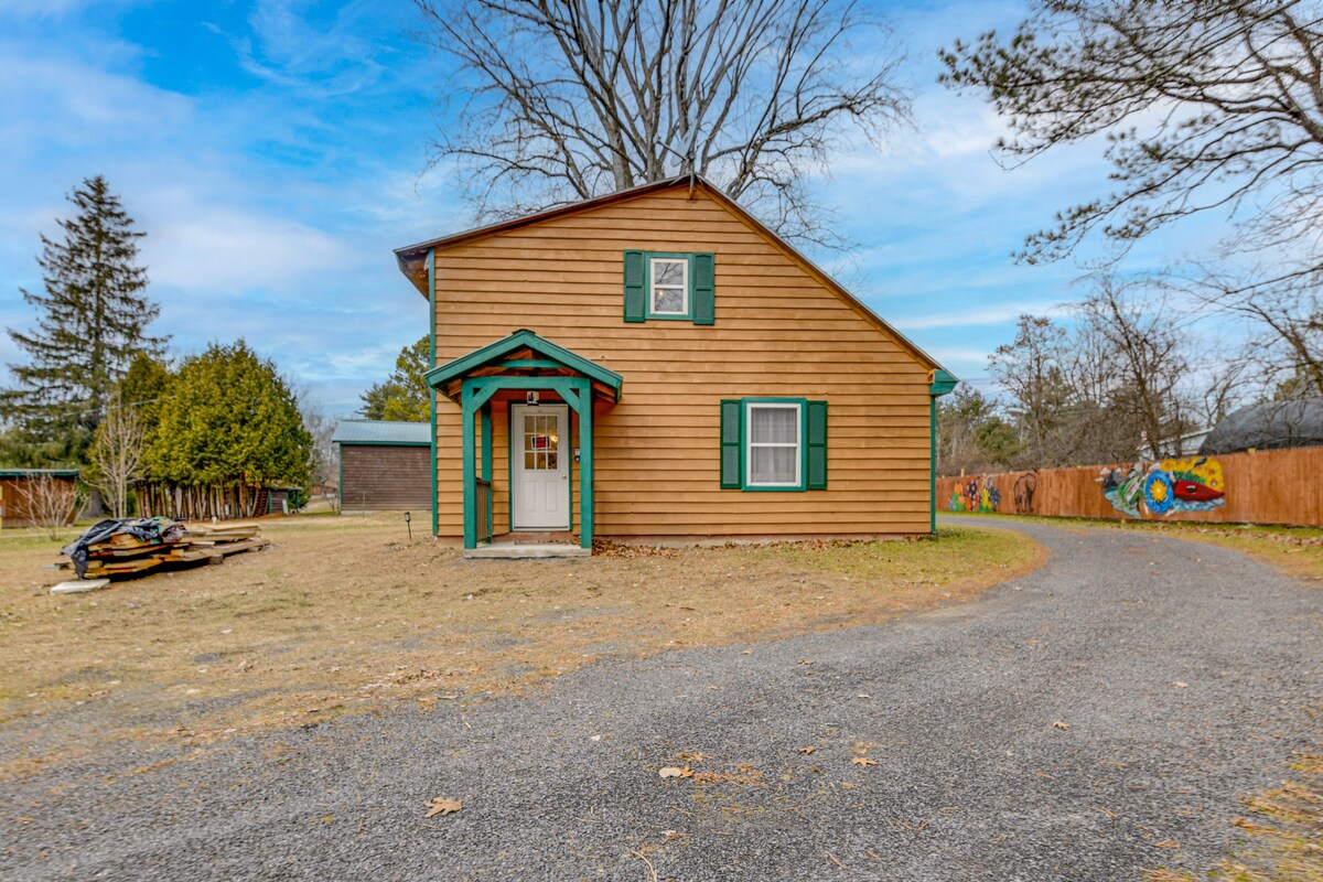 Charming + Cozy Cabin Near Lake Champlain!