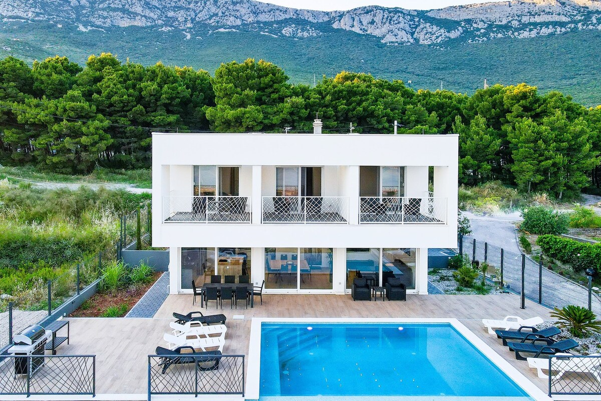 New Villa Casa Bella with sea views, 1.4km from th