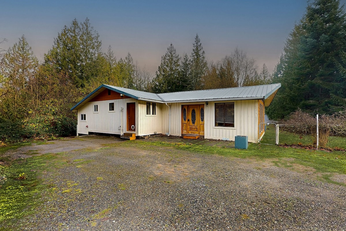 2BR single-level getaway with a large yard