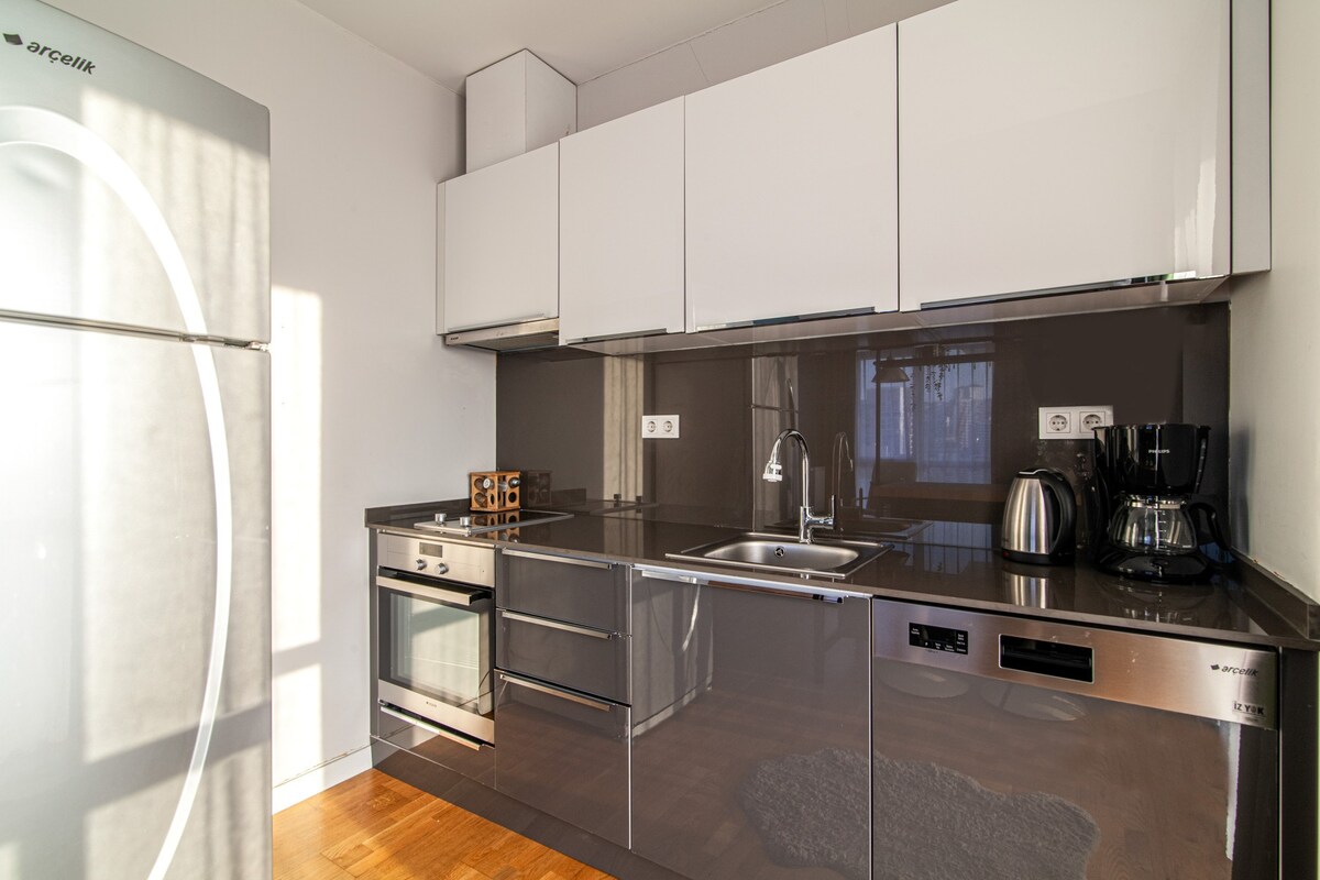 Modern Istanbul Flat, 10 Min to Airport Metro