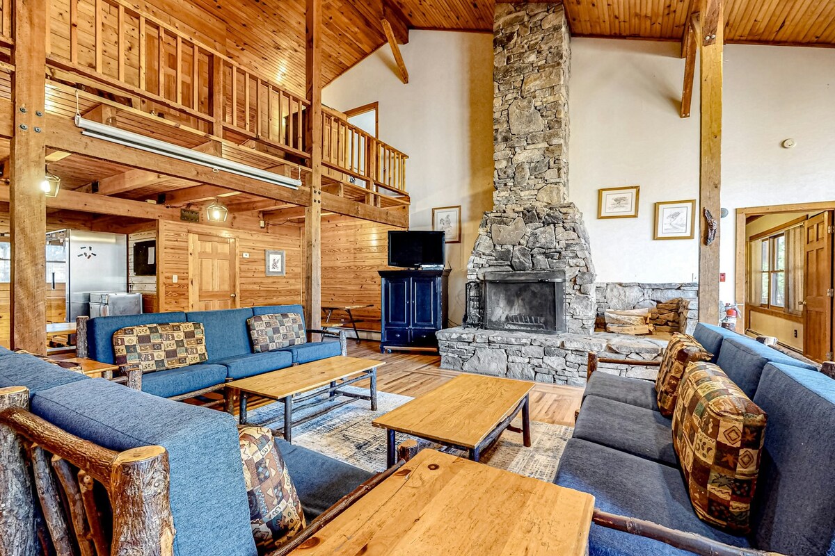 2BR spacious cabin with game room & wood fireplace