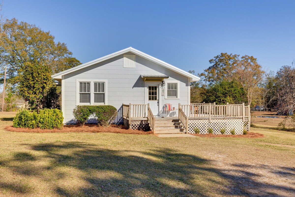 Remote Grove Hill Cottage with Deck!