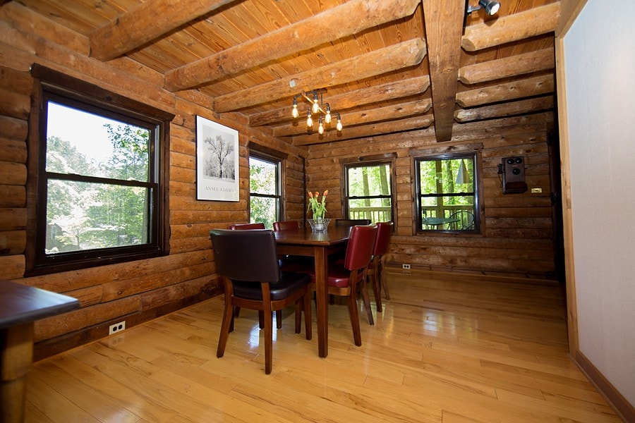 The Log House Cabin- sleeps 4