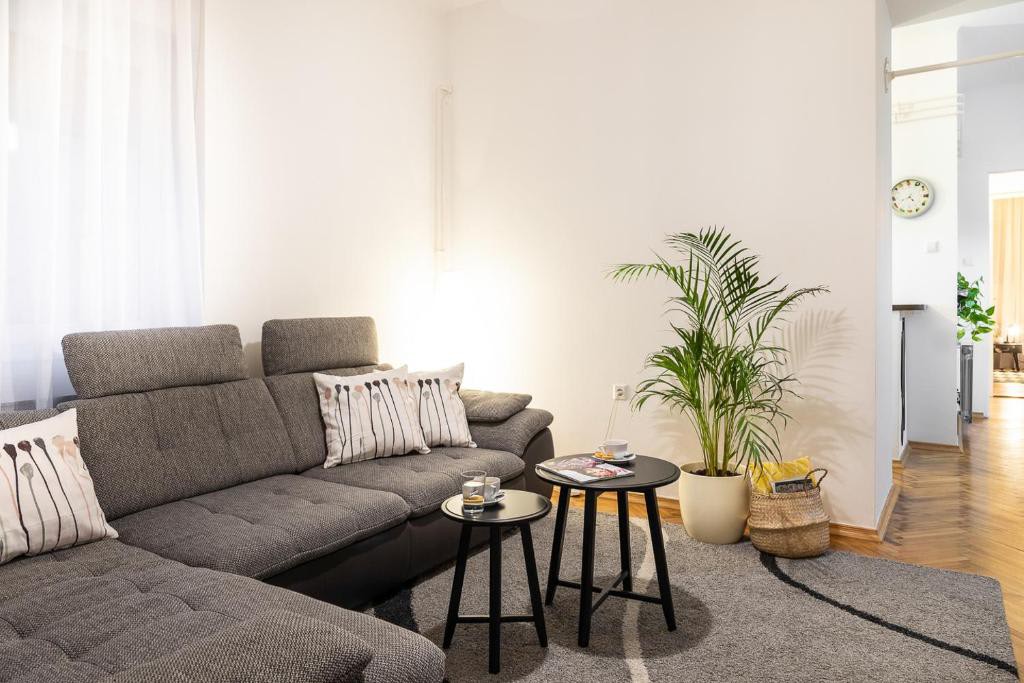 Lea and Maks's City Apartment URBAN STAY